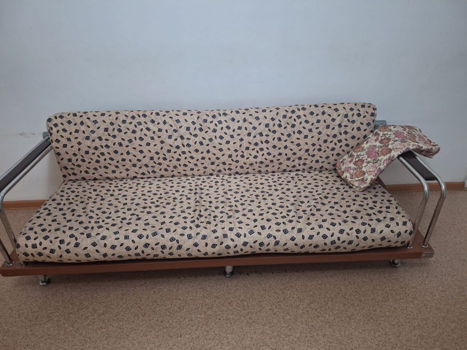 Проадется диван и два кресла