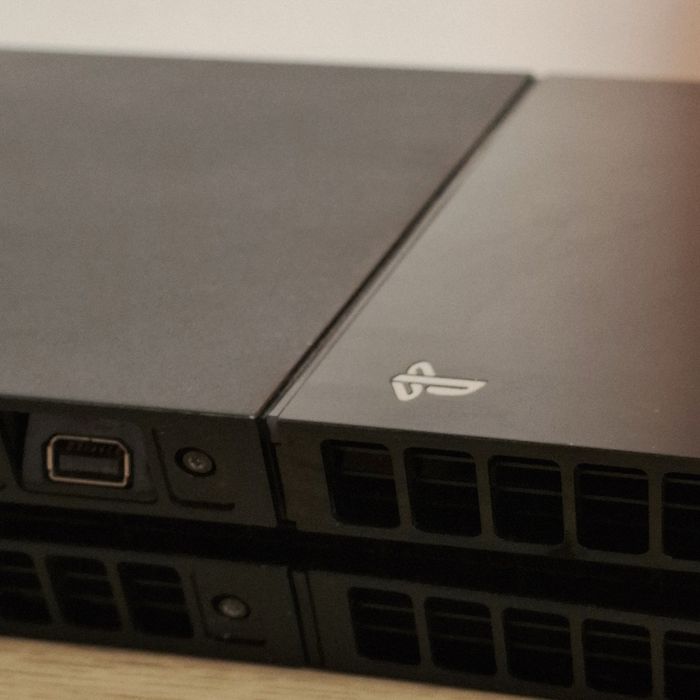 PlayStation 4 + 2 controllere | Funcționează perfect | Curățat recent