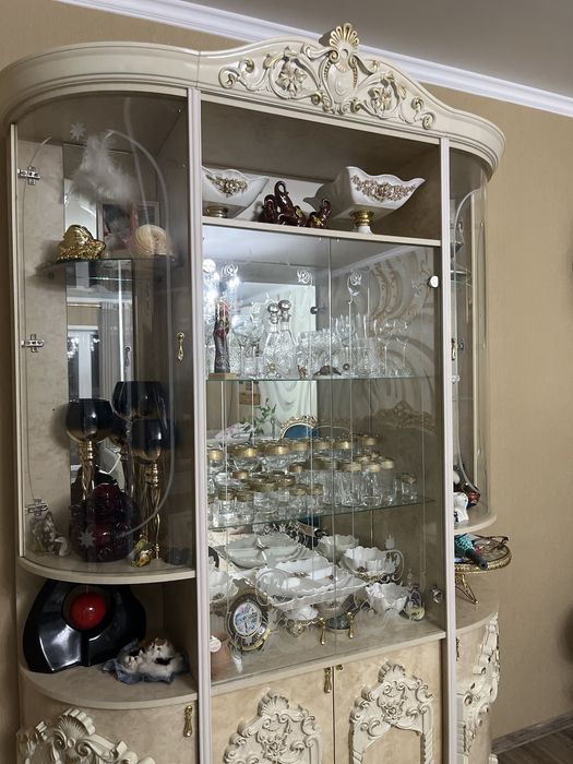 Шкаф для посуды . Интерьер в дом