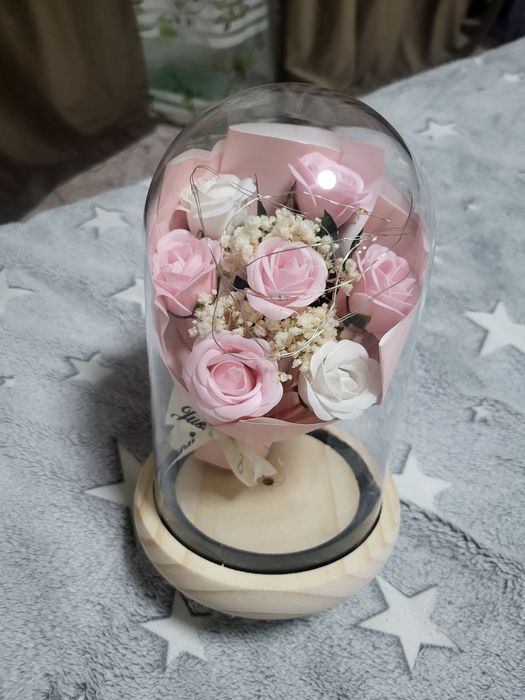 Прекрасные розы в колбе