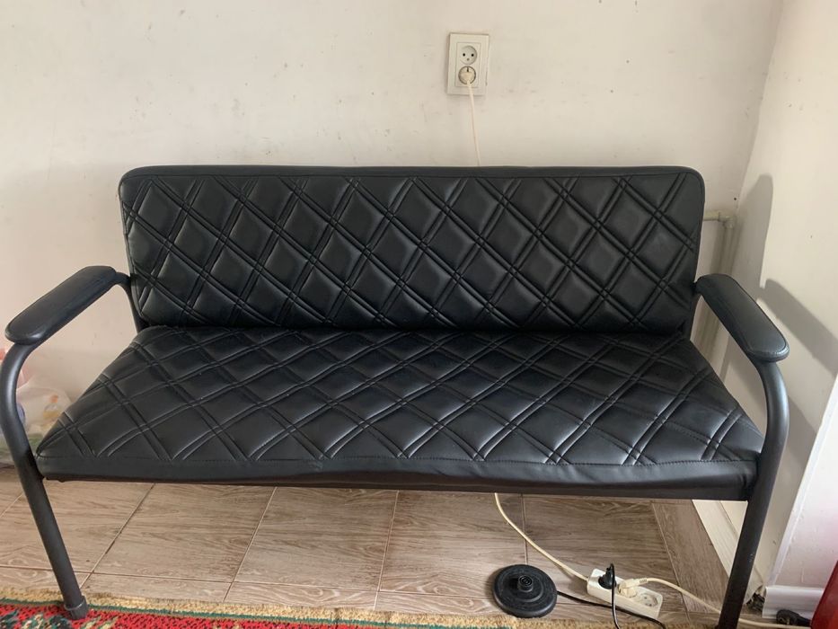 Офисный кресло и диван