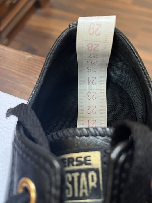 Converse teniși 'low', negri din piele vegană, accente aurii