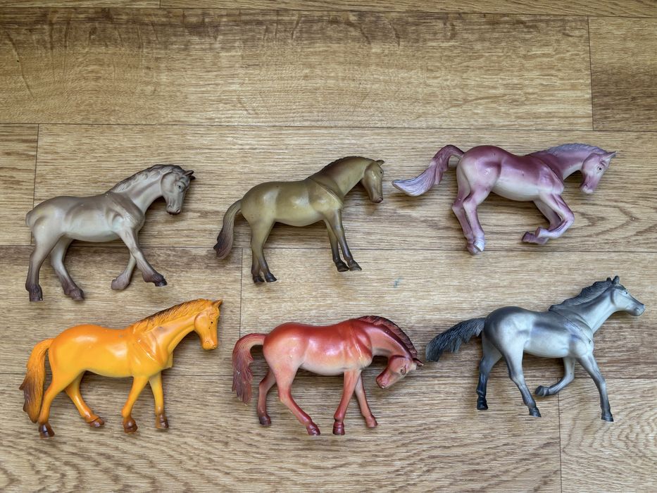 Продам набор лошадок