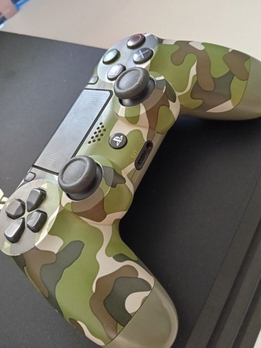 PS 4 pro 4k 1tb 2 manete și 14 jocuri impecabil