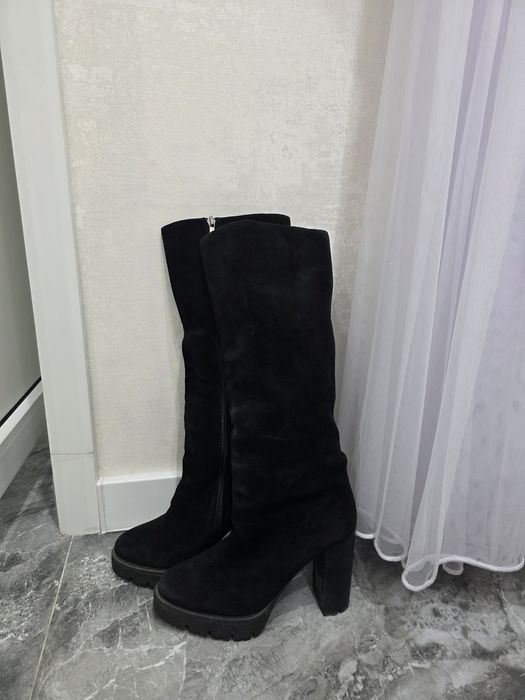 Замшевые зимние сапожки