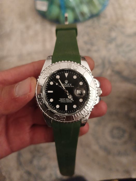 Продам кварцевые часы мужские