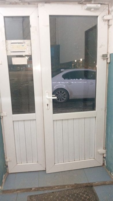 Продам пластиковые двери б/у
