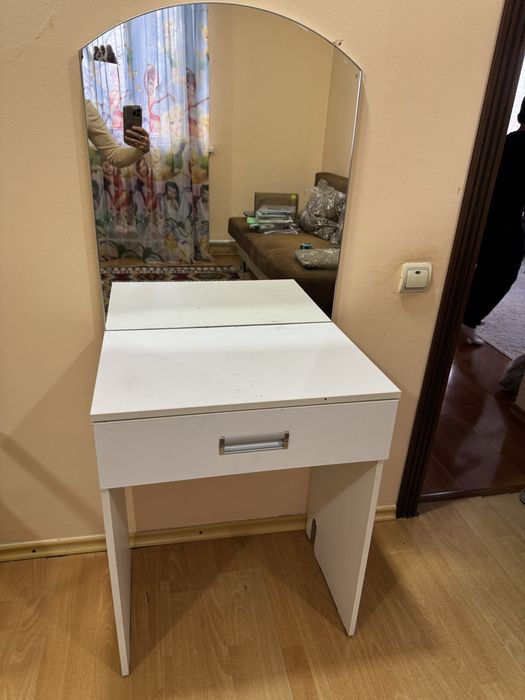 Трюмо с зеркалом