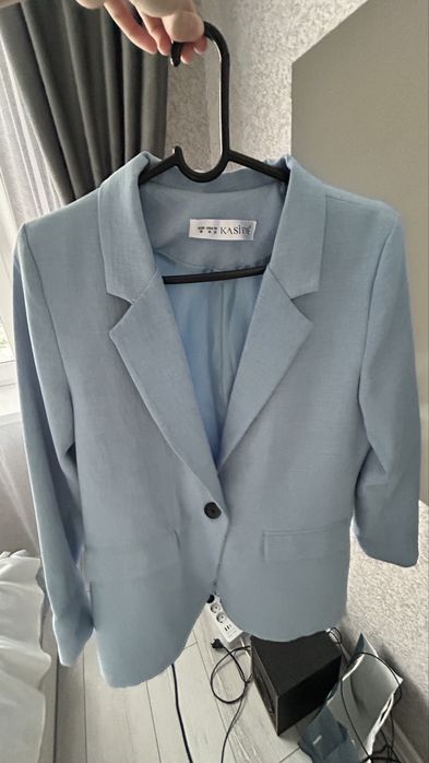 Продается пиджак Турция размер 44 цвет нежно голубой имитация кармана