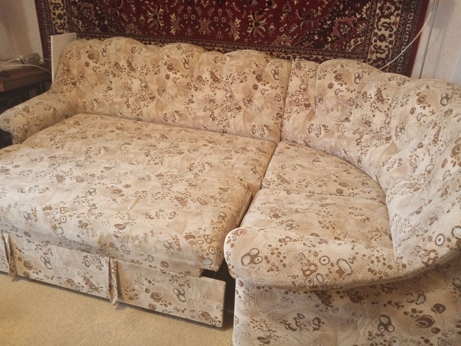 Продаю угловой диван б/у.