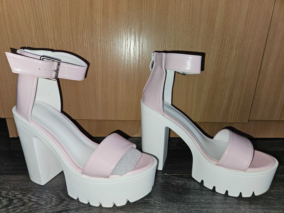 Розови сандали на висок ток