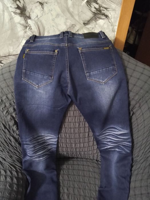 Продаю джинсы мужские