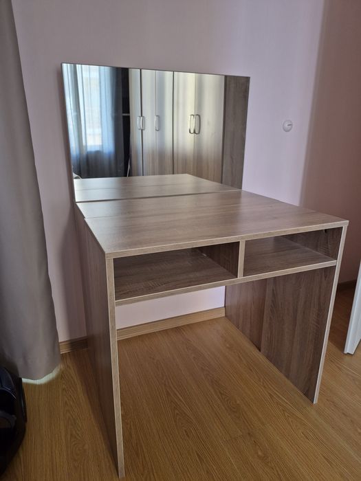 Тоалетка с огледало