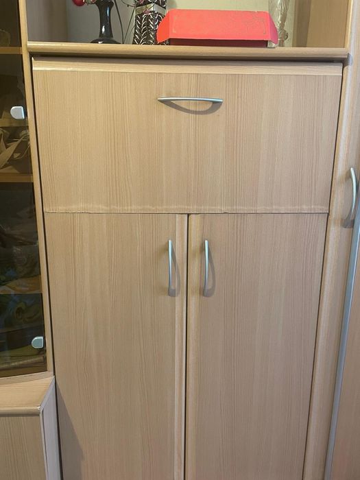 Отдам бесплатно шкаф и комод.