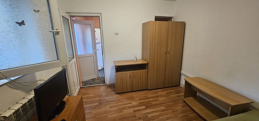 Închiriez Garsoniera la curte