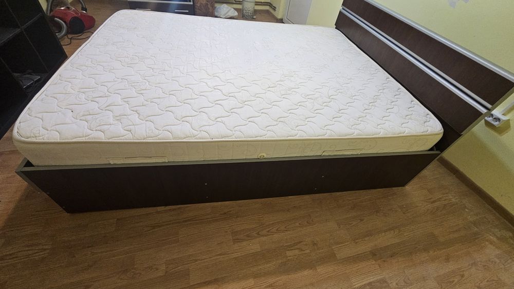 Pat cu saltea, noptiere si comodă de vânzare