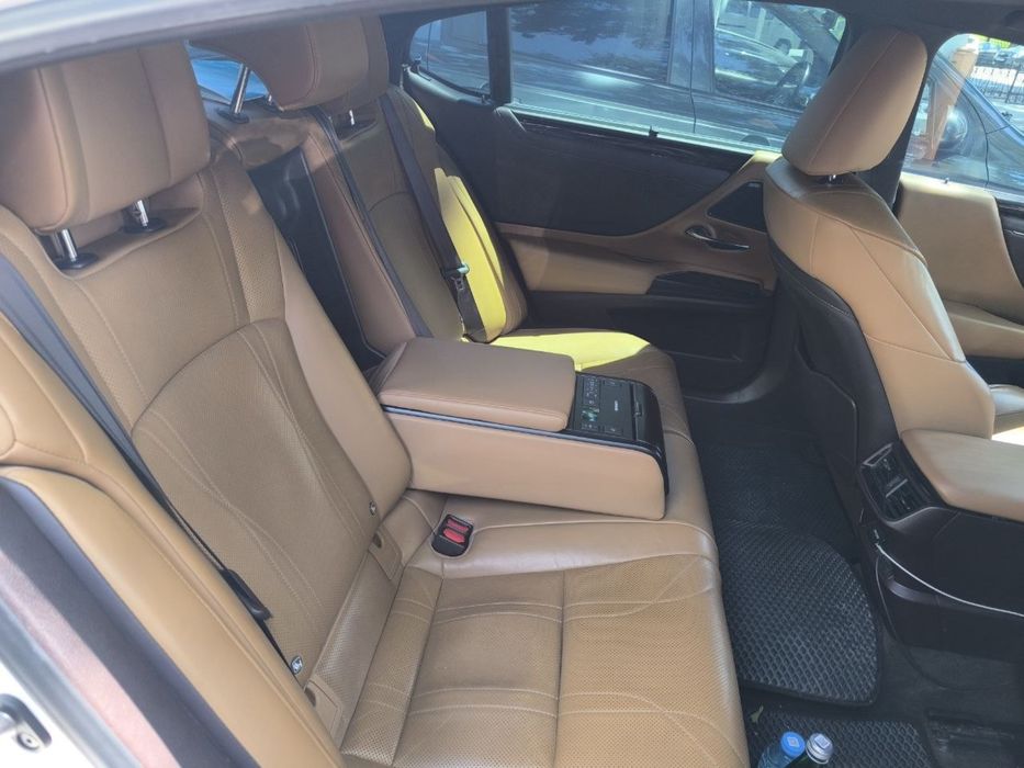 Автомашина Lexus 350
