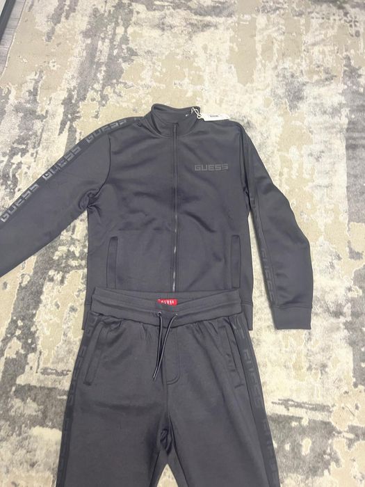 Trening guess barbati