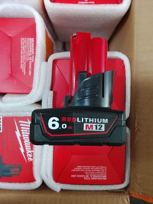 2 buc Baterii Milwaukee de 12 v- 6a Noi
