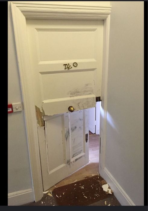 Леко използвани  панталонки Счупена врата и счупена маса КОМПЛЕКТ