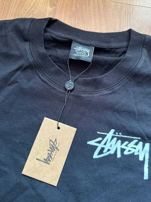 Tricou Stussy cu eticheta (nu Nike, Gucci, Adidas, Balenciaga)