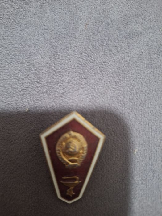 Продам значок Медицина