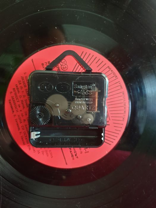 Стенен часовник от истинска плоча