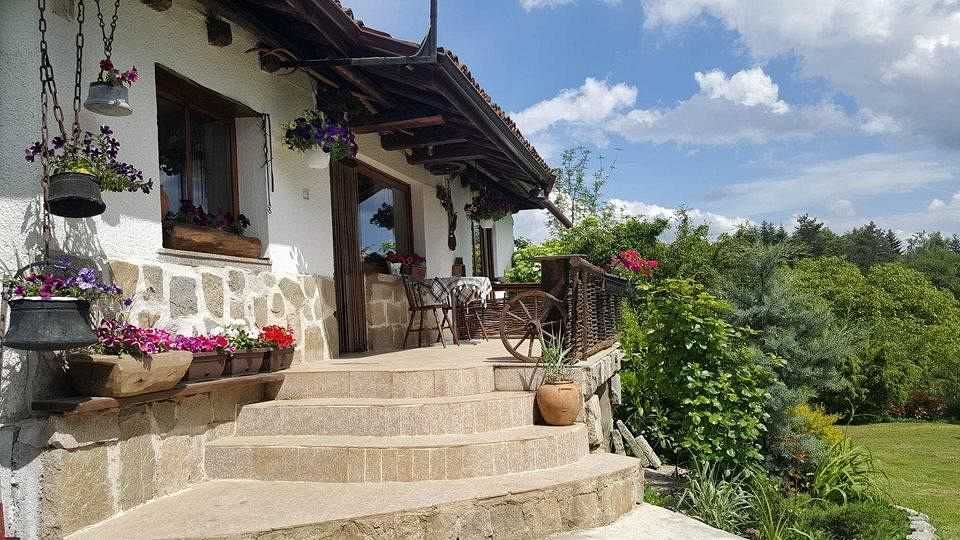 СВОБОДНА ЗА НОВА ГОДИНА Старата вила - къща за гости - с. Горни окол