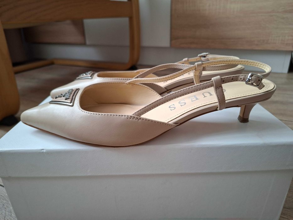 Бежови обувки на ток Guess