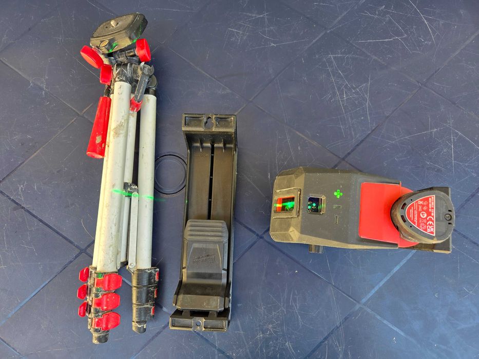 Milwaukee M12 CLLP Зелен Комбиниран Лазерен Нивелир с Отвесни Точки