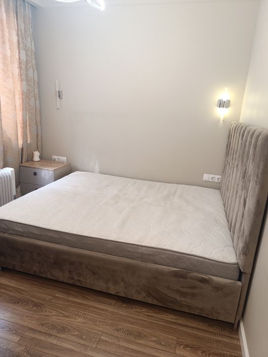 Кровать двуспальная с матрасом