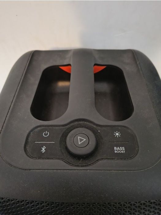 Boxa JBL într-o stare foarte bună. Un produs de calitate care promite o experiență auditivă excelentă. Perfecta