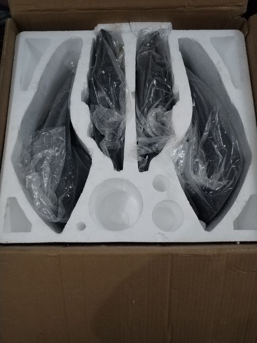 Оптика задняя в комплекте.