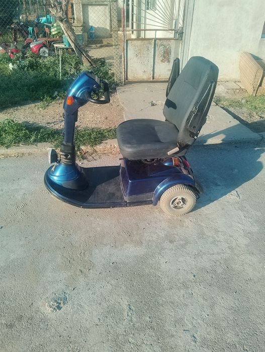 Електрически скутер-триколка
