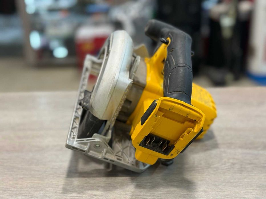Акумулаторен ръчен циркуляр DeWALT DCS391