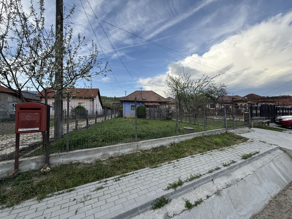 Casă bătrânească + teren