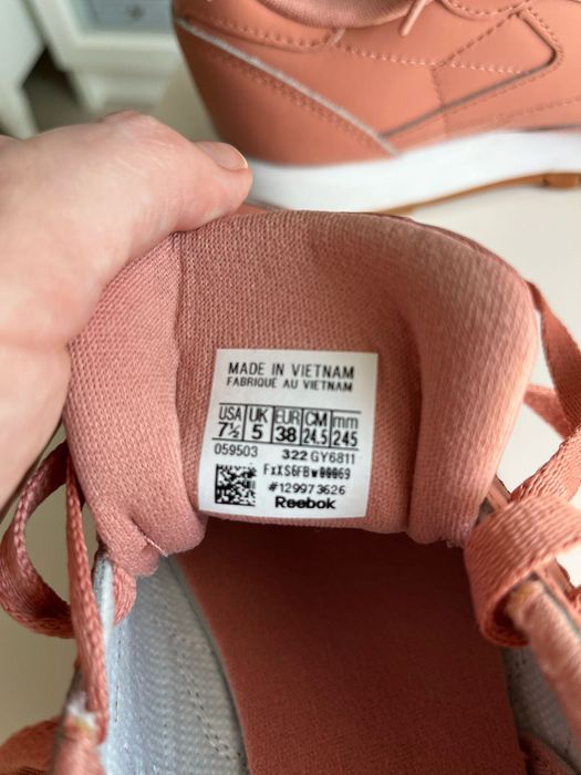 Vand pantofi sport pentru femei Classic Rebok din piele