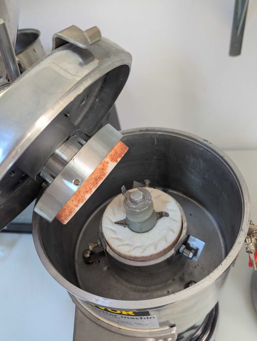 Mașină/aparat de făcut unt/cremă de arahide sau alte nuci