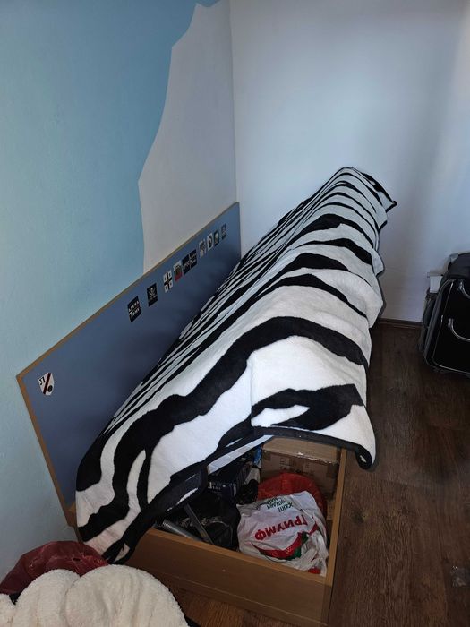 Легло с страничен повдигащ механизъм в отлично състояние