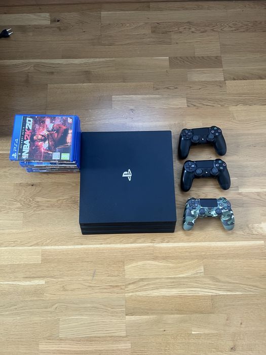 PS4 pro 1TB + 12 jocuri pe CD + 3 controllere