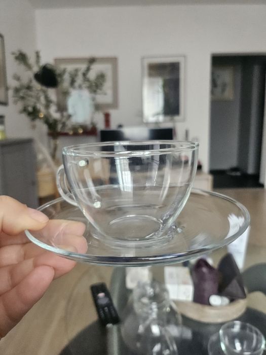 Стъклен чайник с цедка и две чашки