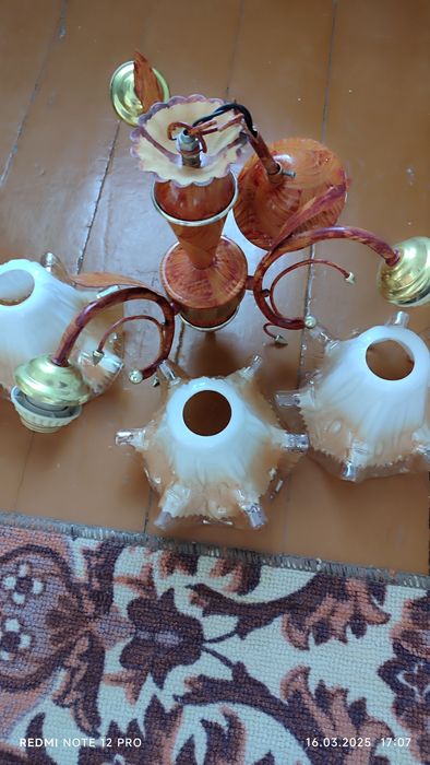 Продам люстру  3  плафона