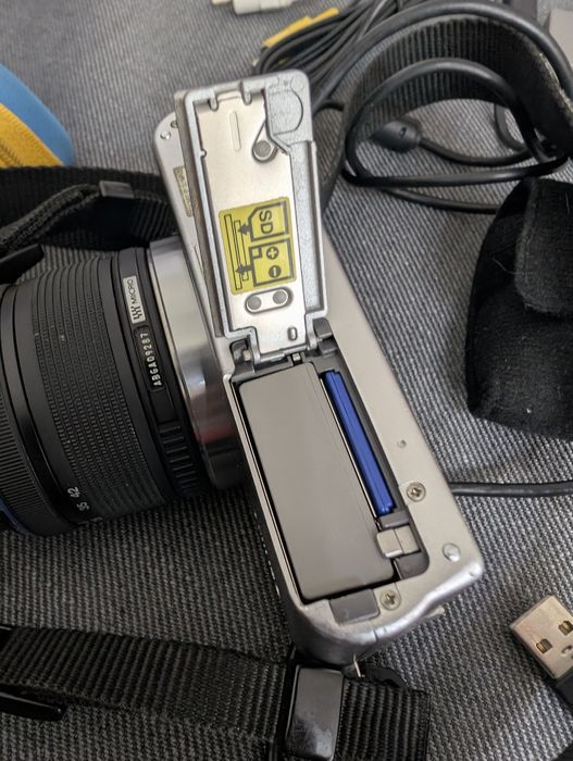 Безогледален фотоапарат Olympus E-pm1, 14-42 IIR MSC