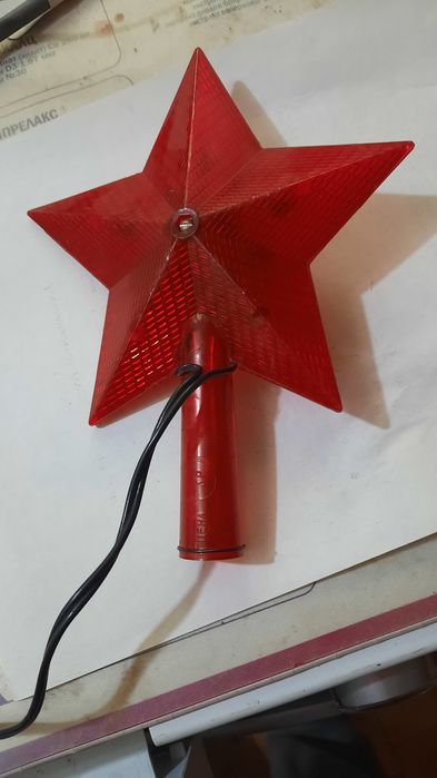 Ёлочные игрушки и звезда на ёлку.