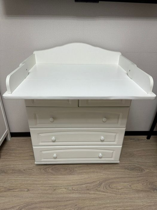 Детская кровать и комод