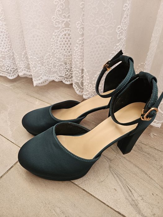 Pantofi cu toc înalt de satin