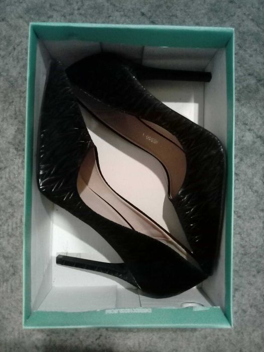 Елегантни луксозни ОБУВКИ-черни, с висок и тънък ток, номер 39