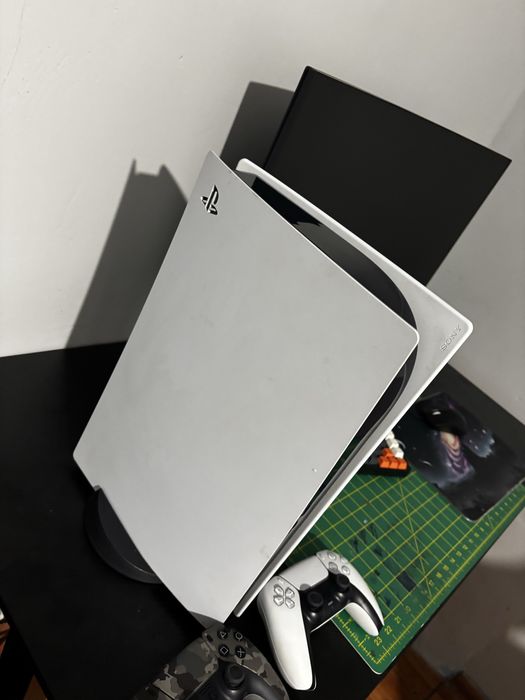 Vând PS5 + jocuri originale  Vând consola PS5, în stare foarte bună, împreună cu 2 controllere DualSense și jocurile din poze