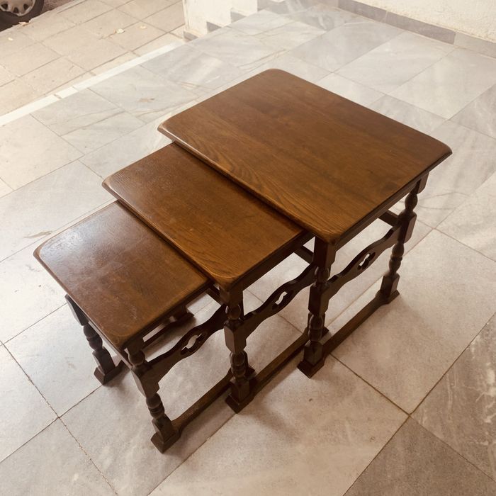Комплект винтидж дървени масички (nesting tables) – масив, отличен вид