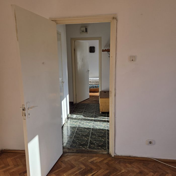 Inchiriez IEFTIN apartament cu 3  camere